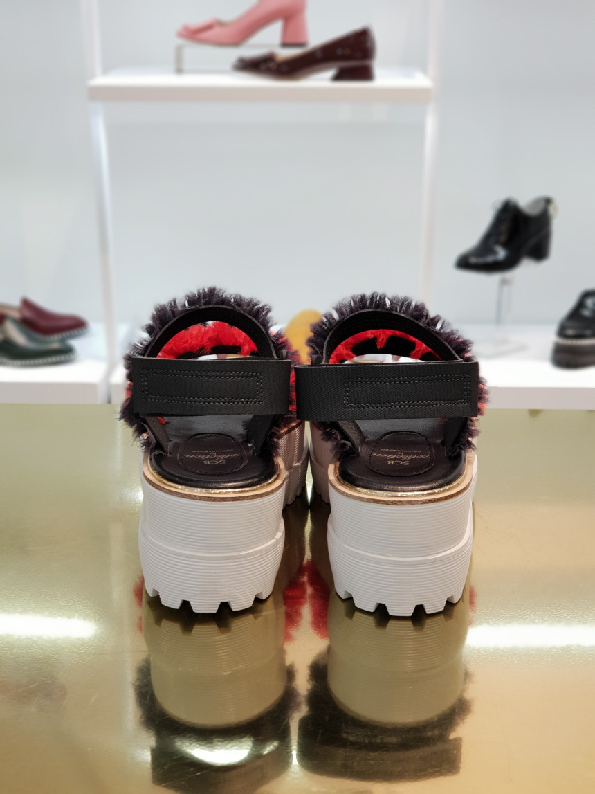 <b><p>Shu Comma Bonnie Cankant sdals Red DG2BM17038RED</p></b><b><p>シューコンマみる カンカン2サンダル レッド DG2BM17038RED ユニークルックコーディネー</p></b><br /><br /><p align='center'>