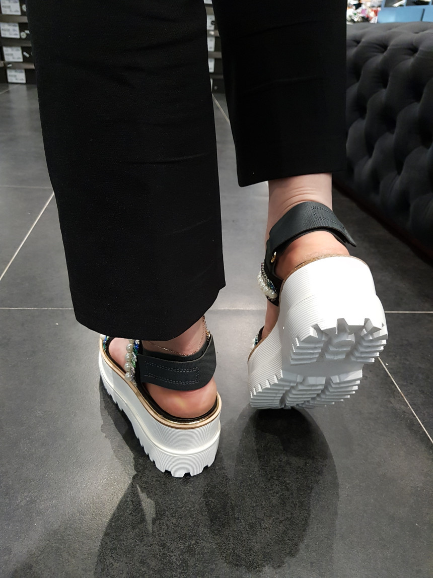 <b><p>Shu Comma Bonnie suecbe Mely sandal black</p></b><b><p>シューコンマみる suecommabonnie メロディー サンダル 黒 DG2BM17015BLK</p></b><br /><br /><p align='center'>