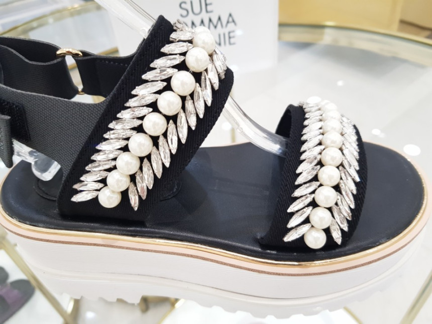 <b><p>Shu Comma Bonnie suecbe Melody sandal black</p></b><b><p>シューコンマみる suecommabonnie メロディー サンダル 黒 DG2BM17016BLK</p></b><br /><br /><p align='center'>