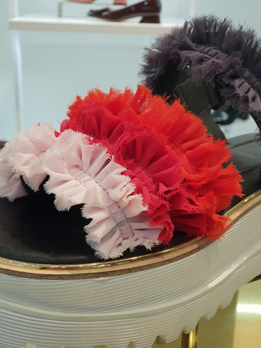 <b><p>Shu Comma Bonnie Cankant sdals Red DG2BM17038RED</p></b><b><p>シューコンマみる カンカン2サンダル レッド DG2BM17038RED ユニークルックコーディネー</p></b><br /><br /><p align='center'>