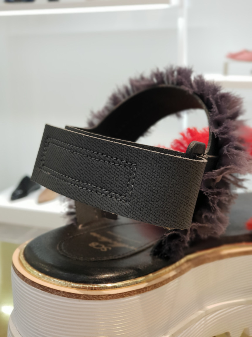 <b><p>Shu Comma Bonnie Cankant sdals Red DG2BM17038RED</p></b><b><p>シューコンマみる カンカン2サンダル レッド DG2BM17038RED ユニークルックコーディネー</p></b><br /><br /><p align='center'>