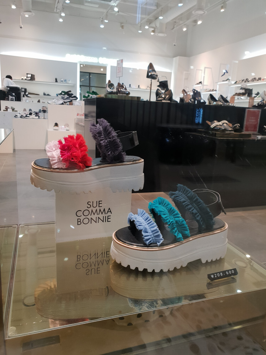 <b><p>Shu Comma Bonnie Cankant sdals Red DG2BM17038RED</p></b><b><p>シューコンマみる カンカン2サンダル レッド DG2BM17038RED ユニークルックコーディネー</p></b><br /><br /><p align='center'>