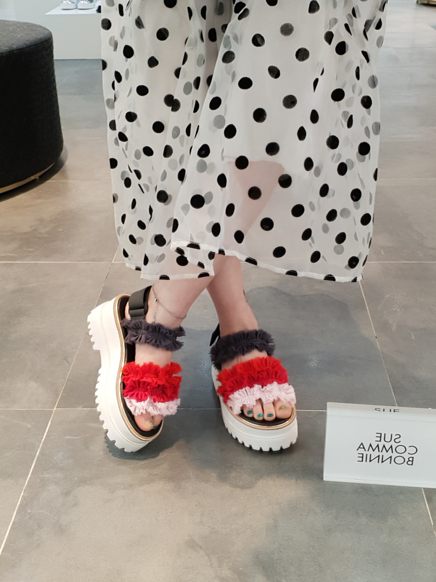 <b><p>Shu Comma Bonnie Cankant sdals Red DG2BM17038RED</p></b><b><p>シューコンマみる カンカン2サンダル レッド DG2BM17038RED ユニークルックコーディネー</p></b><br /><br /><p align='center'>