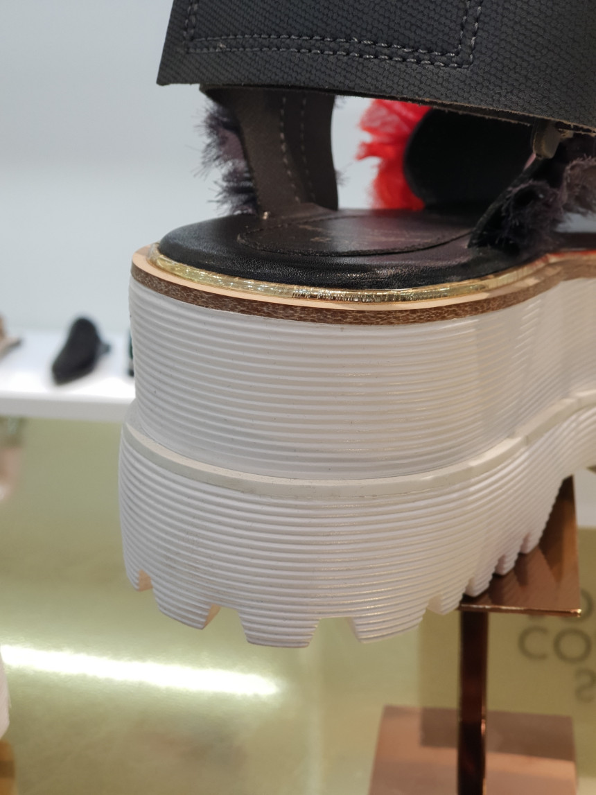 <b><p>Shu Comma Bonnie Cankant sdals Red DG2BM17038RED</p></b><b><p>シューコンマみる カンカン2サンダル レッド DG2BM17038RED ユニークルックコーディネー</p></b><br /><br /><p align='center'>