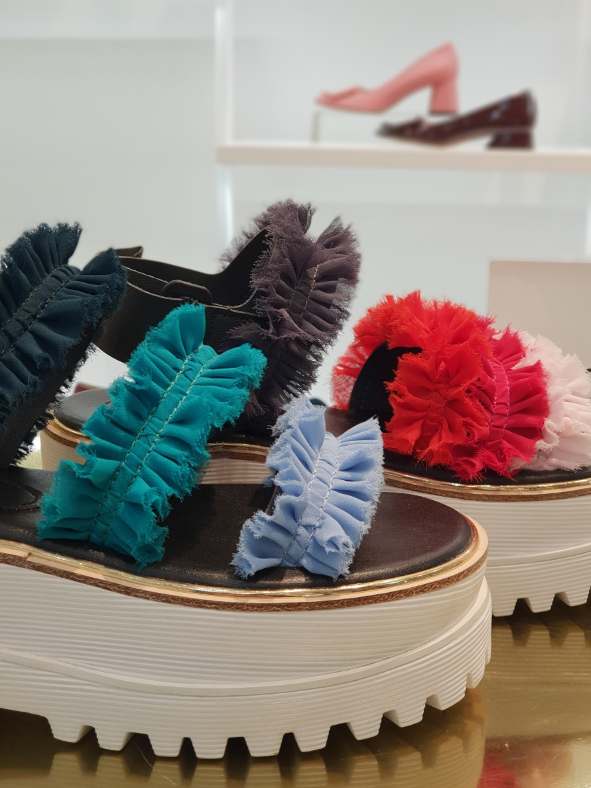 <b><p>Shu Comma Bonnie Cankant sdals Red DG2BM17038RED</p></b><b><p>シューコンマみる カンカン2サンダル レッド DG2BM17038RED ユニークルックコーディネー</p></b><br /><br /><p align='center'>