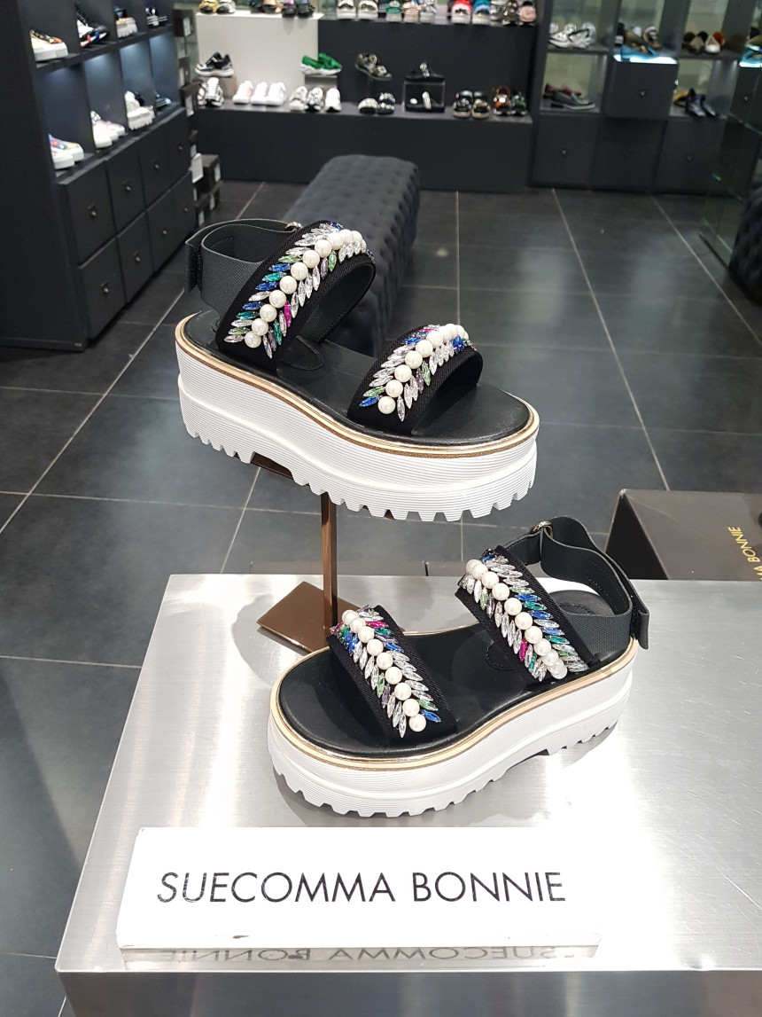 <b><p>Shu Comma Bonnie suecbe Mely sandal black</p></b><b><p>シューコンマみる suecommabonnie メロディー サンダル 黒 DG2BM17015BLK</p></b><br /><br /><p align='center'>