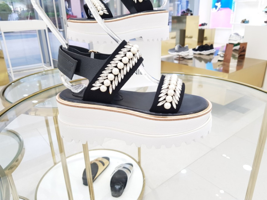 <b><p>Shu Comma Bonnie suecbe Melody sandal black</p></b><b><p>シューコンマみる suecommabonnie メロディー サンダル 黒 DG2BM17016BLK</p></b><br /><br /><p align='center'>