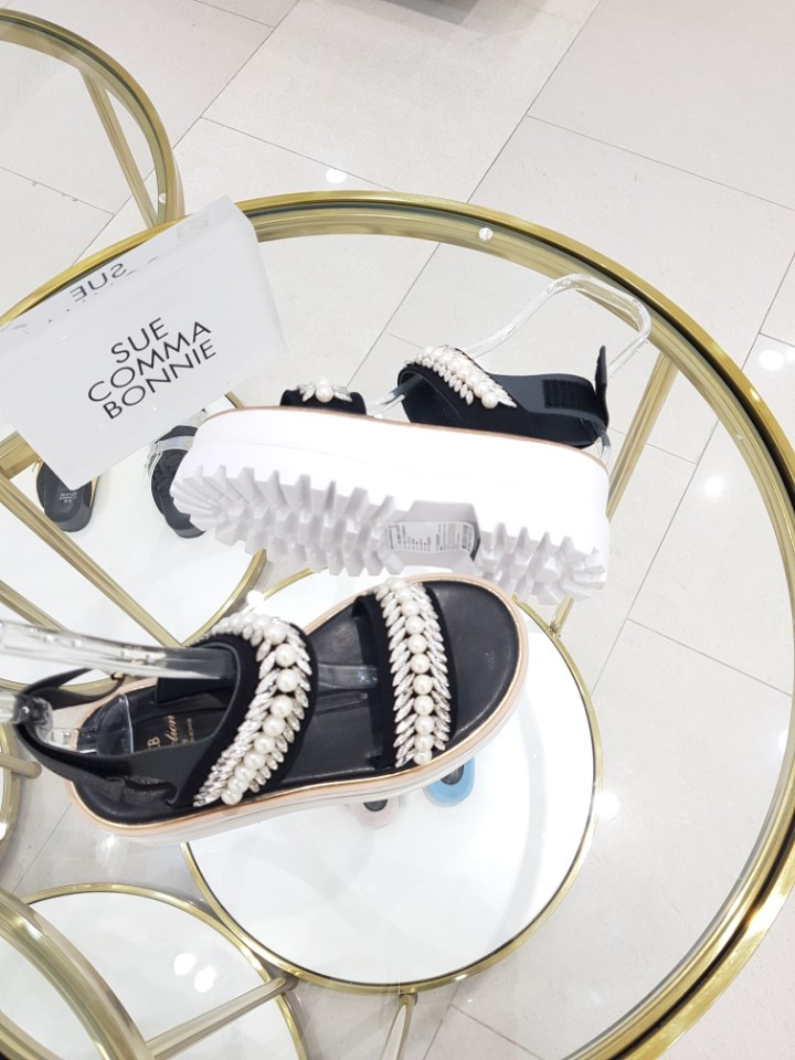 <b><p>Shu Comma Bonnie suecbe Melody sandal black</p></b><b><p>シューコンマみる suecommabonnie メロディー サンダル 黒 DG2BM17016BLK</p></b><br /><br /><p align='center'>