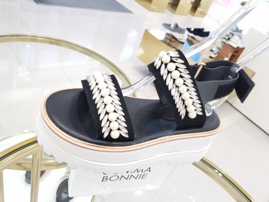 <b><p>Shu Comma Bonnie suecbe Melody sandal black</p></b><b><p>シューコンマみる suecommabonnie メロディー サンダル 黒 DG2BM17016BLK</p></b><br /><br /><p align='center'>