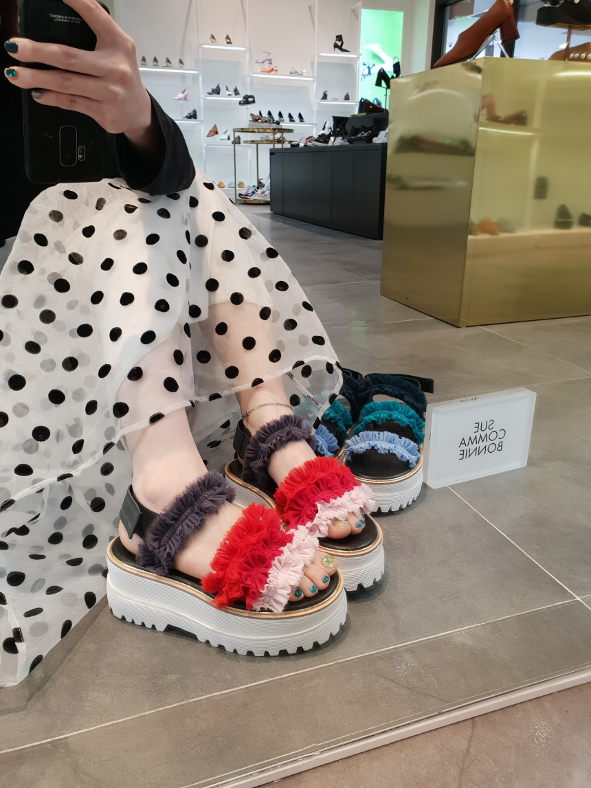 <b><p>Shu Comma Bonnie Cankant sdals Red DG2BM17038RED</p></b><b><p>シューコンマみる カンカン2サンダル レッド DG2BM17038RED ユニークルックコーディネー</p></b><br /><br /><p align='center'>