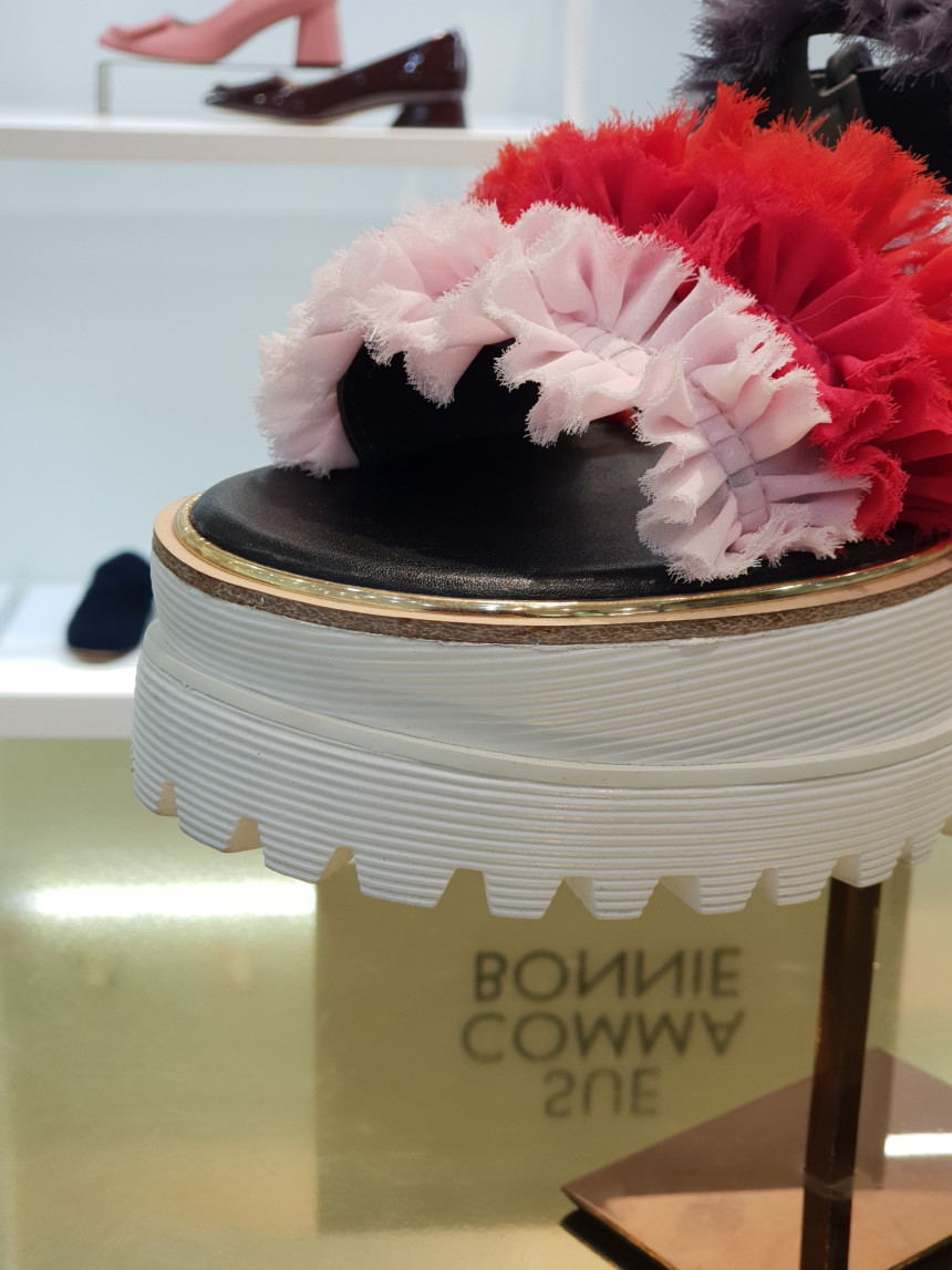 <b><p>Shu Comma Bonnie Cankant sdals Red DG2BM17038RED</p></b><b><p>シューコンマみる カンカン2サンダル レッド DG2BM17038RED ユニークルックコーディネー</p></b><br /><br /><p align='center'>