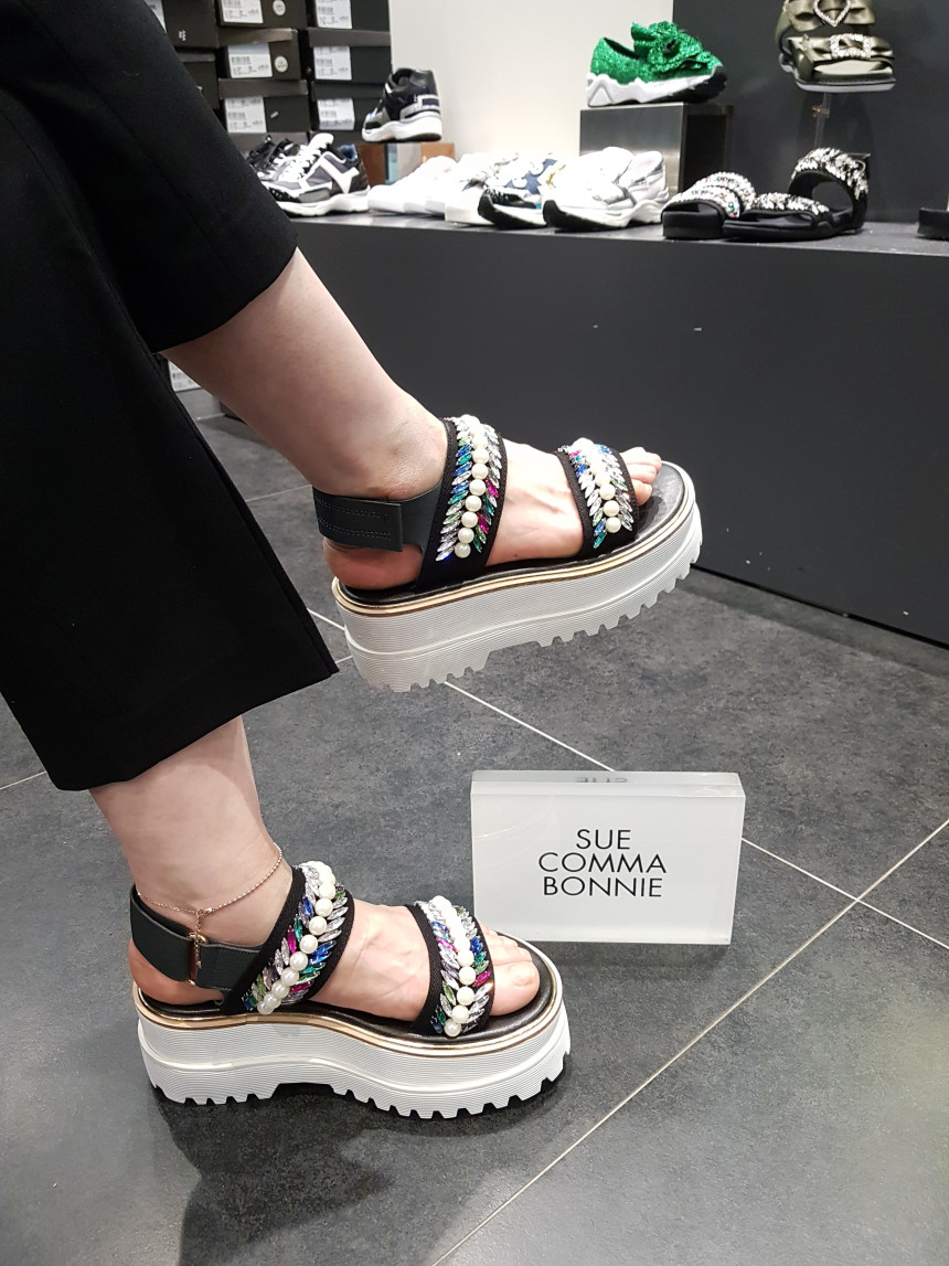 <b><p>Shu Comma Bonnie suecbe Mely sandal black</p></b><b><p>シューコンマみる suecommabonnie メロディー サンダル 黒 DG2BM17015BLK</p></b><br /><br /><p align='center'>