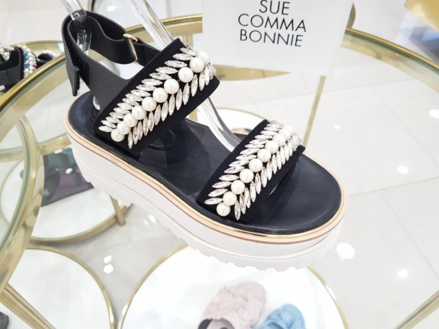 <b><p>Shu Comma Bonnie suecbe Melody sandal black</p></b><b><p>シューコンマみる suecommabonnie メロディー サンダル 黒 DG2BM17016BLK</p></b><br /><br /><p align='center'>