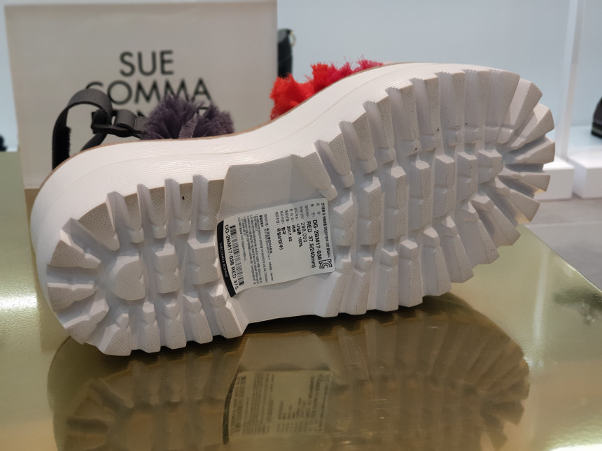 <b><p>Shu Comma Bonnie Cankant sdals Red DG2BM17038RED</p></b><b><p>シューコンマみる カンカン2サンダル レッド DG2BM17038RED ユニークルックコーディネー</p></b><br /><br /><p align='center'>