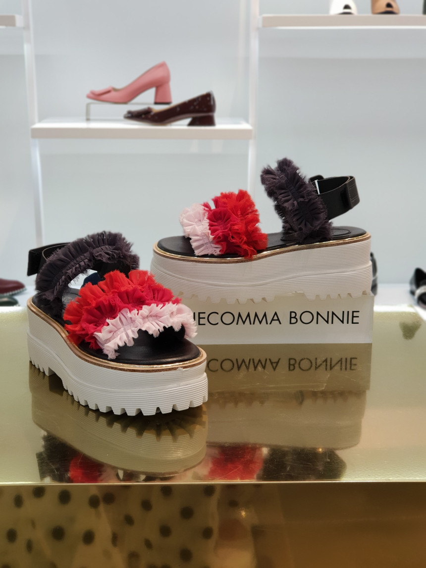 <b><p>Shu Comma Bonnie Cankant sdals Red DG2BM17038RED</p></b><b><p>シューコンマみる カンカン2サンダル レッド DG2BM17038RED ユニークルックコーディネー</p></b><br /><br /><p align='center'>