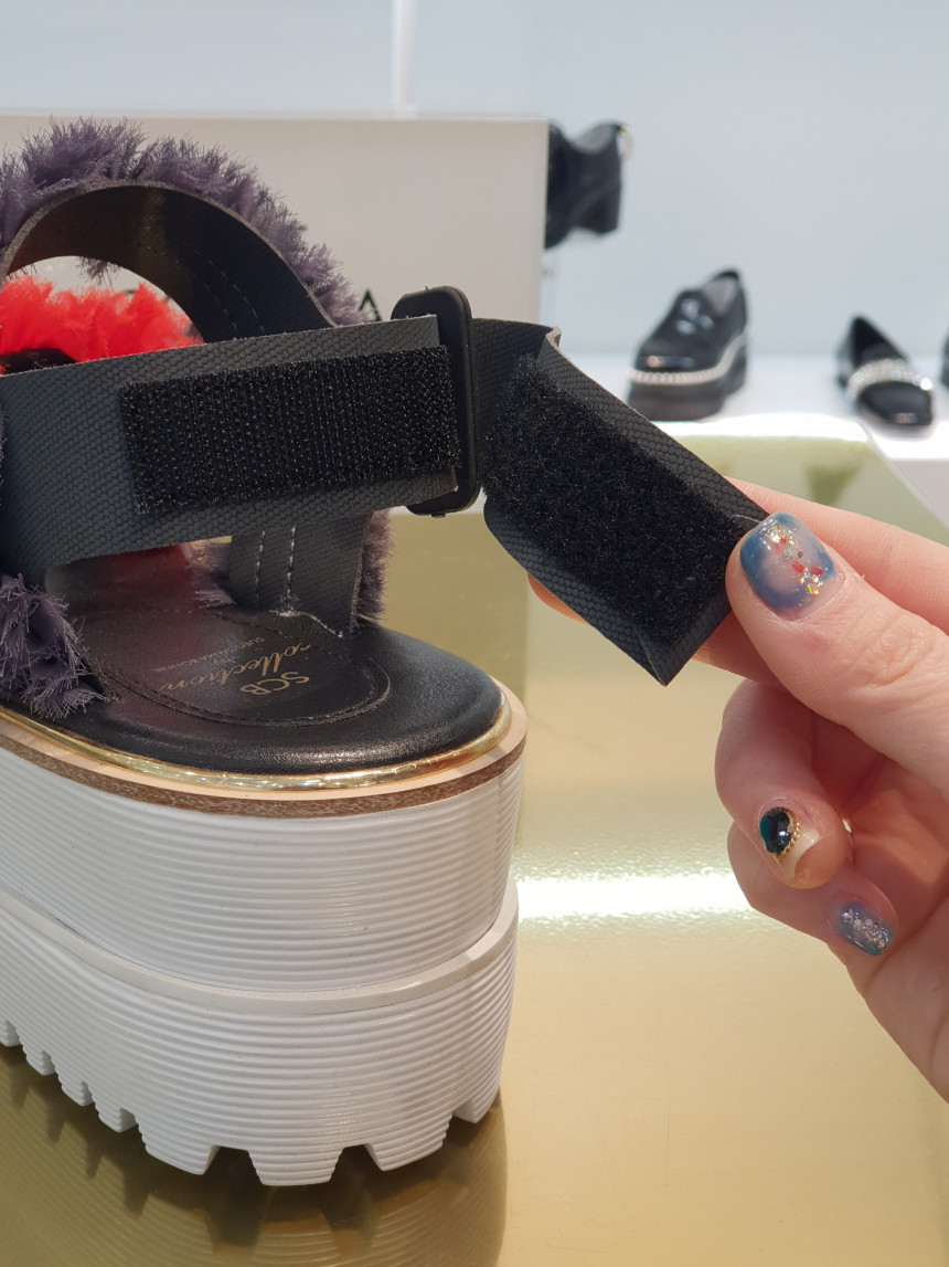 <b><p>Shu Comma Bonnie Cankant sdals Red DG2BM17038RED</p></b><b><p>シューコンマみる カンカン2サンダル レッド DG2BM17038RED ユニークルックコーディネー</p></b><br /><br /><p align='center'>