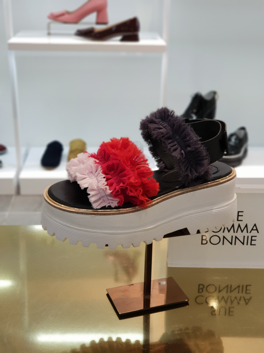 <b><p>Shu Comma Bonnie Cankant sdals Red DG2BM17038RED</p></b><b><p>シューコンマみる カンカン2サンダル レッド DG2BM17038RED ユニークルックコーディネー</p></b><br /><br /><p align='center'>