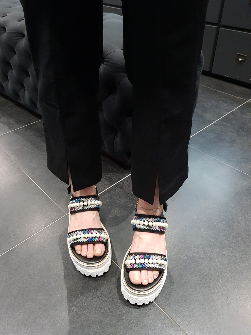 <b><p>Shu Comma Bonnie suecbe Mely sandal black</p></b><b><p>シューコンマみる suecommabonnie メロディー サンダル 黒 DG2BM17015BLK</p></b><br /><br /><p align='center'>