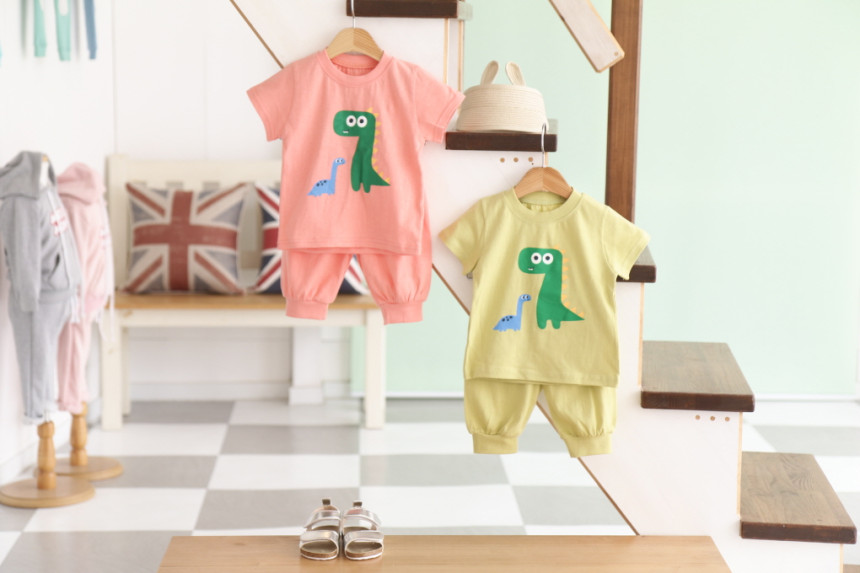 <b><p>Planning Specials Short sleeves dosaur Top</p></b><b><p>企画特価 半袖 恐竜 上下セット 幼スーツ ドアセンボク 登院</p></b><br /><br /><p align='center'>