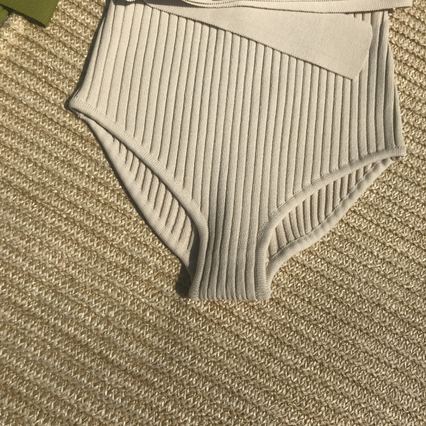 <b><p>Golgi square one piece swimsuit Beach sort</p></b><b><p>段ボール 正方形 ワンピース 水着 リゾートビーチルック ユニーク ニット ベルト</p></b><br /><br /><p align='center'>