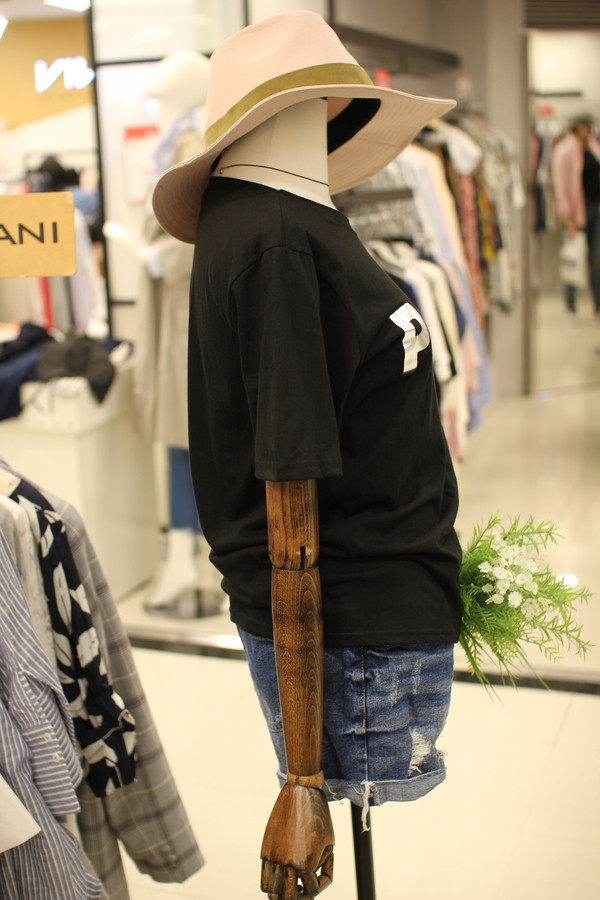 <b><p>Stephanie Paris foil Short sleeve a18ts8610</p></b><b><p>ステファニー パリ箔 半袖Tシャツ a18ts8610 日常コーディネートルック</p></b><br /><br /><p align='center'>