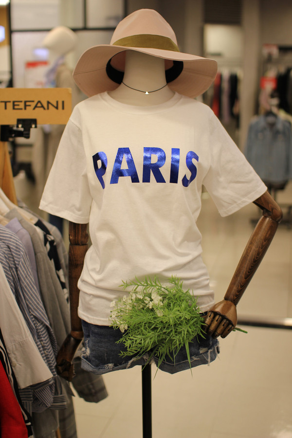 <b><p>Stephanie Paris foil Short sleeve a18ts8610</p></b><b><p>ステファニー パリ箔 半袖Tシャツ a18ts8610 日常コーディネートルック</p></b><br /><br /><p align='center'>