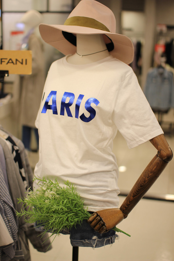 <b><p>Stephanie Paris foil Short sleeve a18ts8610</p></b><b><p>ステファニー パリ箔 半袖Tシャツ a18ts8610 日常コーディネートルック</p></b><br /><br /><p align='center'>