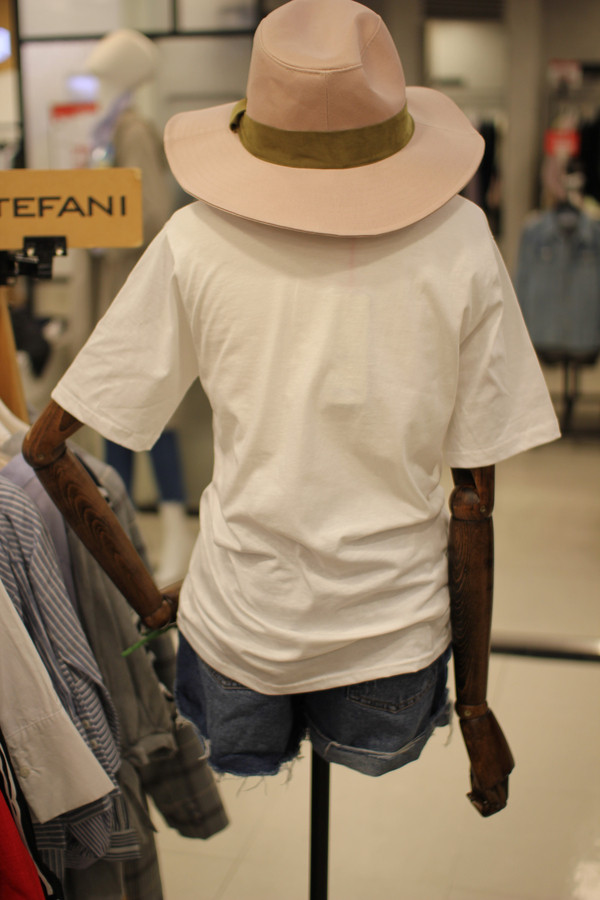 <b><p>Stephanie Paris foil Short sleeve a18ts8610</p></b><b><p>ステファニー パリ箔 半袖Tシャツ a18ts8610 日常コーディネートルック</p></b><br /><br /><p align='center'>