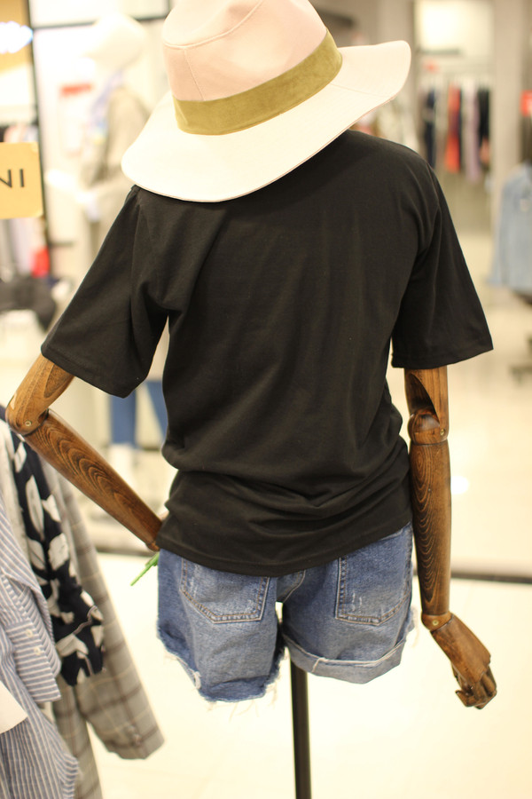 <b><p>Stephanie Paris foil Short sleeve a18ts8610</p></b><b><p>ステファニー パリ箔 半袖Tシャツ a18ts8610 日常コーディネートルック</p></b><br /><br /><p align='center'>