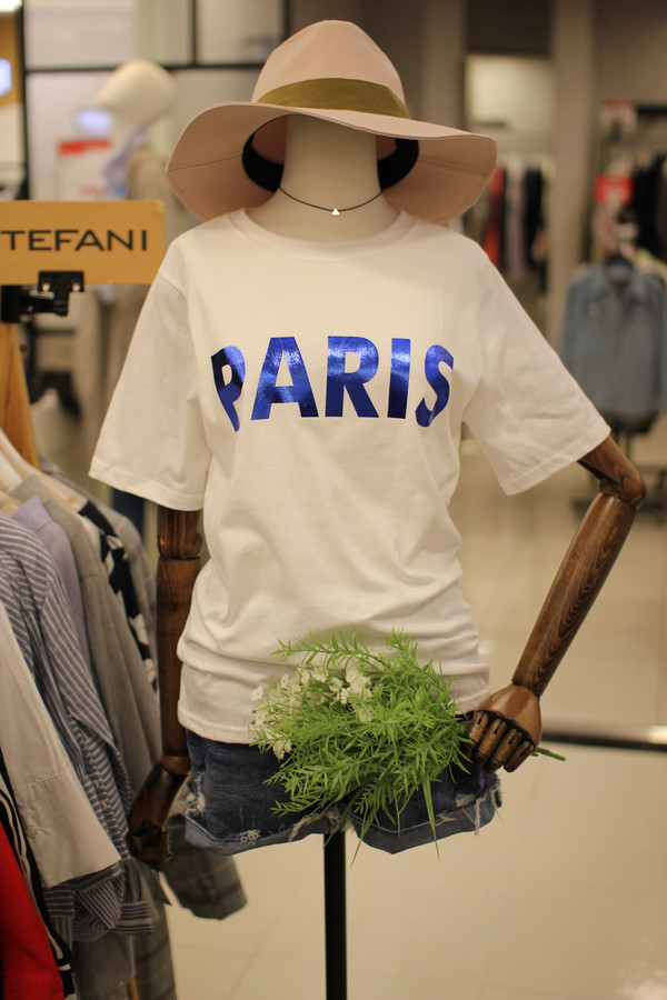 <b><p>Stephanie Paris foil Short sleeve a18ts8610</p></b><b><p>ステファニー パリ箔 半袖Tシャツ a18ts8610 日常コーディネートルック</p></b><br /><br /><p align='center'>