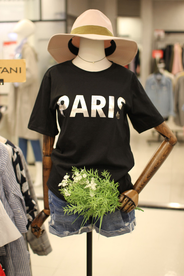 <b><p>Stephanie Paris foil Short sleeve a18ts8610</p></b><b><p>ステファニー パリ箔 半袖Tシャツ a18ts8610 日常コーディネートルック</p></b><br /><br /><p align='center'>