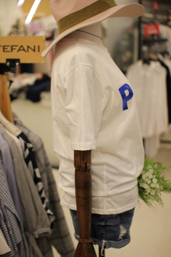 <b><p>Stephanie Paris foil Short sleeve a18ts8610</p></b><b><p>ステファニー パリ箔 半袖Tシャツ a18ts8610 日常コーディネートルック</p></b><br /><br /><p align='center'>