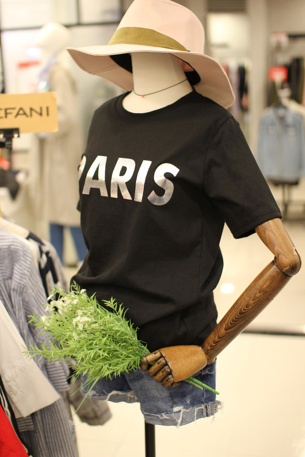 <b><p>Stephanie Paris foil Short sleeve a18ts8610</p></b><b><p>ステファニー パリ箔 半袖Tシャツ a18ts8610 日常コーディネートルック</p></b><br /><br /><p align='center'>