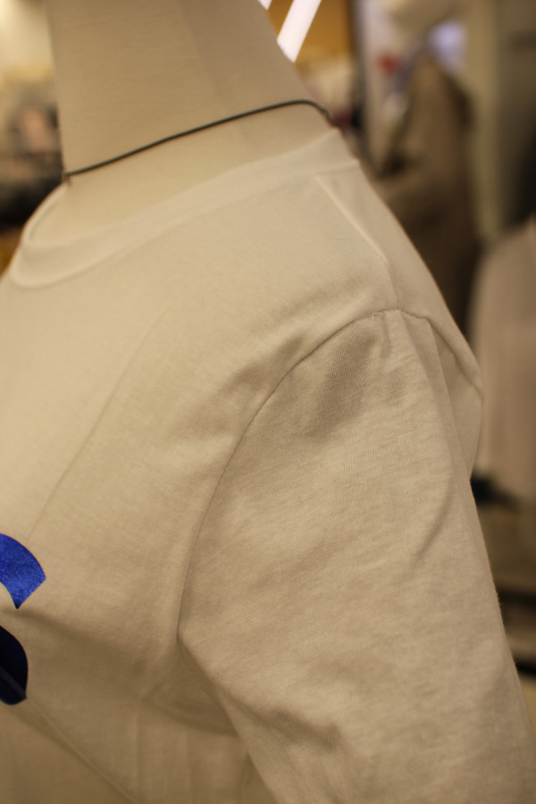 <b><p>Stephanie Paris foil Short sleeve a18ts8610</p></b><b><p>ステファニー パリ箔 半袖Tシャツ a18ts8610 日常コーディネートルック</p></b><br /><br /><p align='center'>