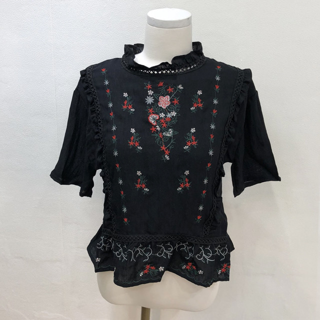 <b><p>cute Lace punching Frill embroidery blouse</p></b><b><p>かわいい レースパンチング フリル 刺繍 ブラウス フラワー ああ斜面 半ハイネック</p></b><br /><br /><p align='center'>