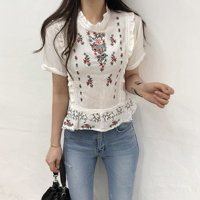 <b><p>cute Lace punching Frill embroidery blouse</p></b><b><p>かわいい レースパンチング フリル 刺繍 ブラウス フラワー ああ斜面 半ハイネック</p></b><br /><br /><p align='center'>
