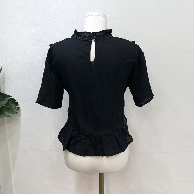 <b><p>cute Lace punching Frill embroidery blouse</p></b><b><p>かわいい レースパンチング フリル 刺繍 ブラウス フラワー ああ斜面 半ハイネック</p></b><br /><br /><p align='center'>