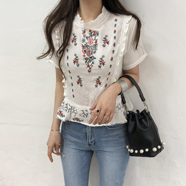 <b><p>cute Lace punching Frill embroidery blouse</p></b><b><p>かわいい レースパンチング フリル 刺繍 ブラウス フラワー ああ斜面 半ハイネック</p></b><br /><br /><p align='center'>