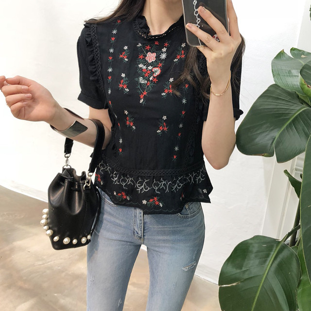 <b><p>cute Lace punching Frill embroidery blouse</p></b><b><p>かわいい レースパンチング フリル 刺繍 ブラウス フラワー ああ斜面 半ハイネック</p></b><br /><br /><p align='center'>