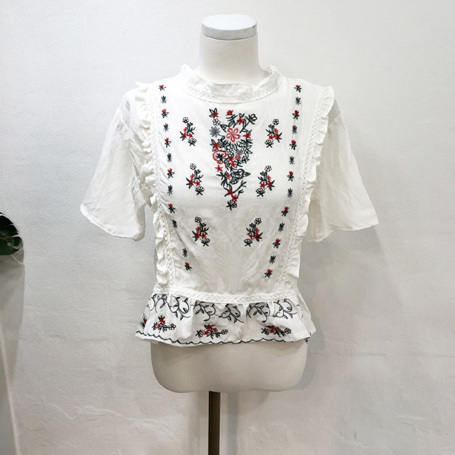 <b><p>cute Lace punching Frill embroidery blouse</p></b><b><p>かわいい レースパンチング フリル 刺繍 ブラウス フラワー ああ斜面 半ハイネック</p></b><br /><br /><p align='center'>