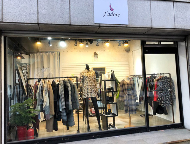 <b><p>cute Lace punching Frill embroidery blouse</p></b><b><p>かわいい レースパンチング フリル 刺繍 ブラウス フラワー ああ斜面 半ハイネック</p></b><br /><br /><p align='center'>