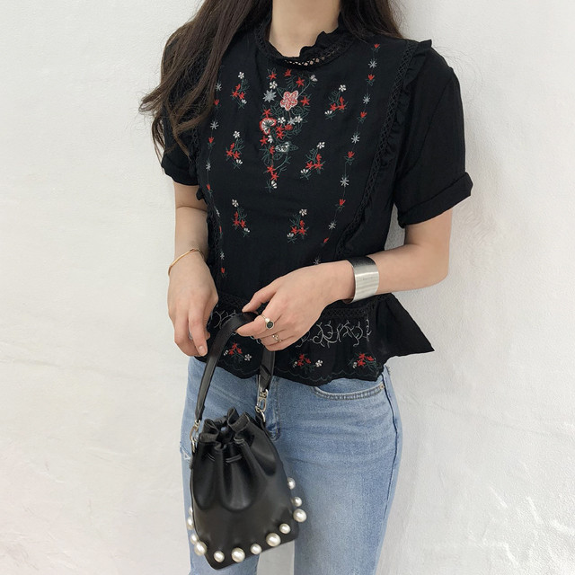 <b><p>cute Lace punching Frill embroidery blouse</p></b><b><p>かわいい レースパンチング フリル 刺繍 ブラウス フラワー ああ斜面 半ハイネック</p></b><br /><br /><p align='center'>