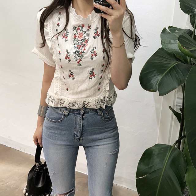 <b><p>cute Lace punching Frill embroidery blouse</p></b><b><p>かわいい レースパンチング フリル 刺繍 ブラウス フラワー ああ斜面 半ハイネック</p></b><br /><br /><p align='center'>