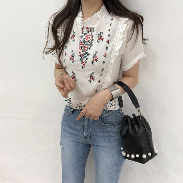 <b><p>cute Lace punching Frill embroidery blouse</p></b><b><p>かわいい レースパンチング フリル 刺繍 ブラウス フラワー ああ斜面 半ハイネック</p></b><br /><br /><p align='center'>