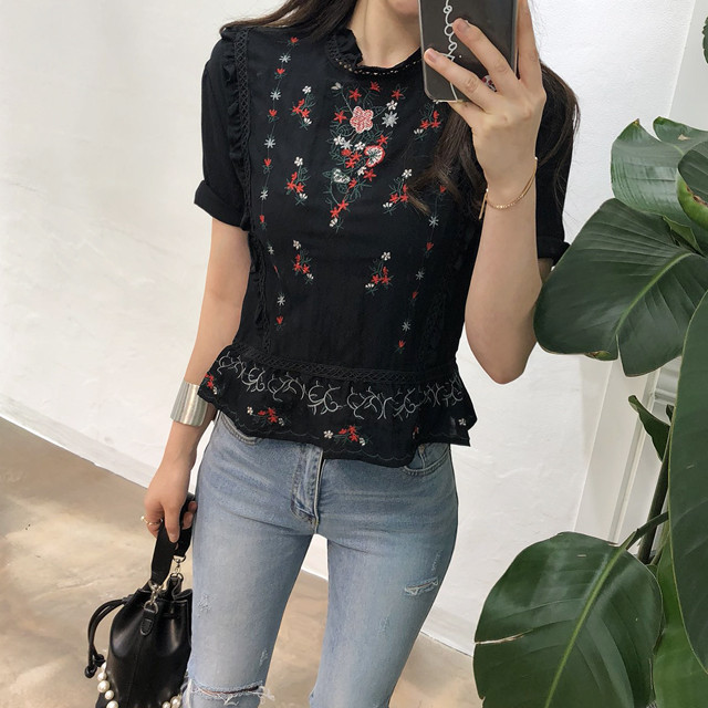 <b><p>cute Lace punching Frill embroidery blouse</p></b><b><p>かわいい レースパンチング フリル 刺繍 ブラウス フラワー ああ斜面 半ハイネック</p></b><br /><br /><p align='center'>