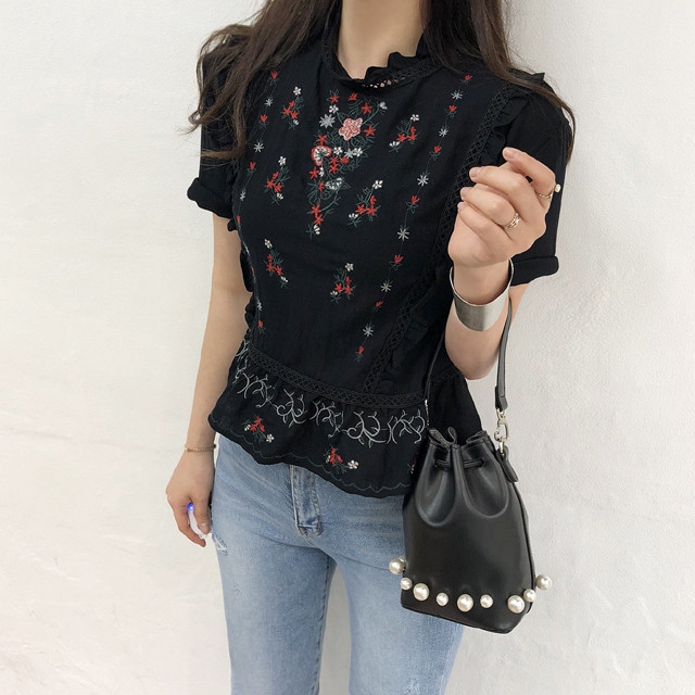 <b><p>cute Lace punching Frill embroidery blouse</p></b><b><p>かわいい レースパンチング フリル 刺繍 ブラウス フラワー ああ斜面 半ハイネック</p></b><br /><br /><p align='center'>