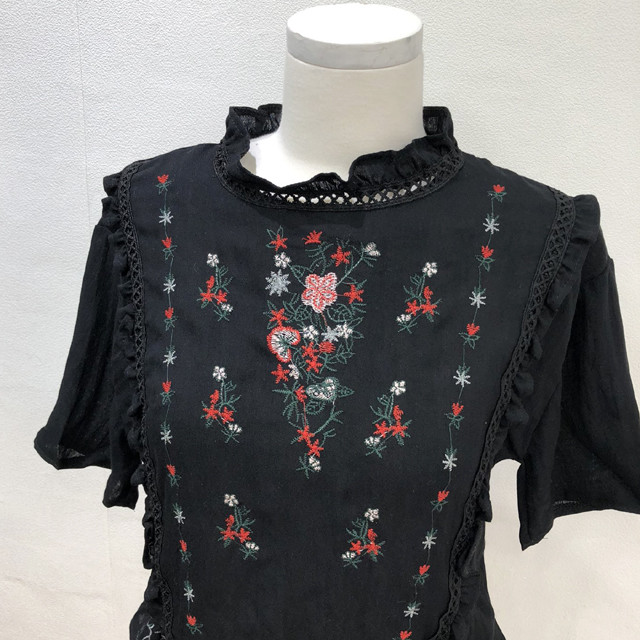 <b><p>cute Lace punching Frill embroidery blouse</p></b><b><p>かわいい レースパンチング フリル 刺繍 ブラウス フラワー ああ斜面 半ハイネック</p></b><br /><br /><p align='center'>