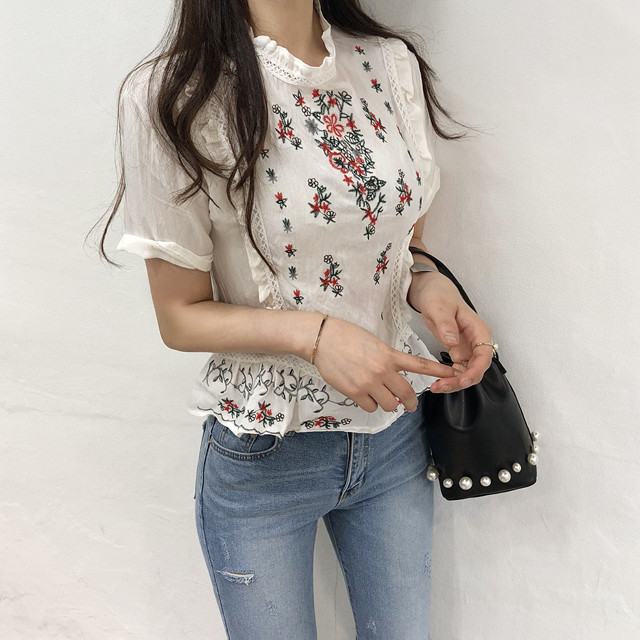 <b><p>cute Lace punching Frill embroidery blouse</p></b><b><p>かわいい レースパンチング フリル 刺繍 ブラウス フラワー ああ斜面 半ハイネック</p></b><br /><br /><p align='center'>