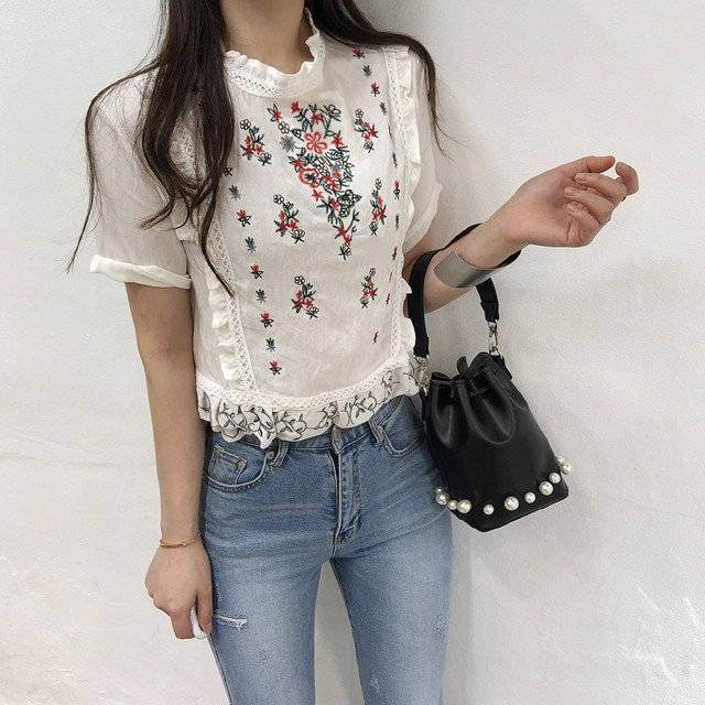 <b><p>cute Lace punching Frill embroidery blouse</p></b><b><p>かわいい レースパンチング フリル 刺繍 ブラウス フラワー ああ斜面 半ハイネック</p></b><br /><br /><p align='center'>