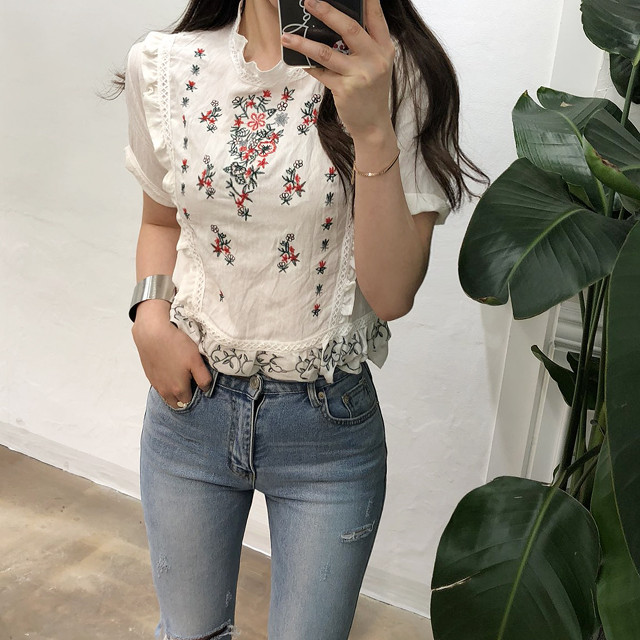 <b><p>cute Lace punching Frill embroidery blouse</p></b><b><p>かわいい レースパンチング フリル 刺繍 ブラウス フラワー ああ斜面 半ハイネック</p></b><br /><br /><p align='center'>